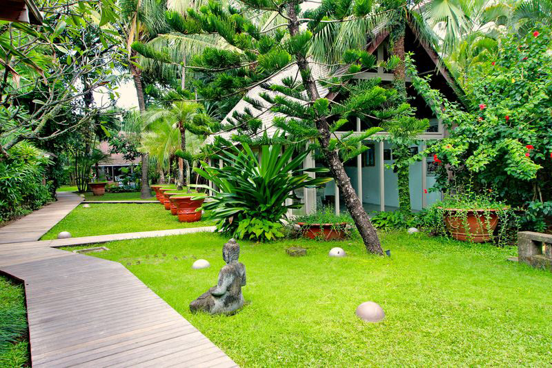 banyan-by-bali-family-villas-lawn2