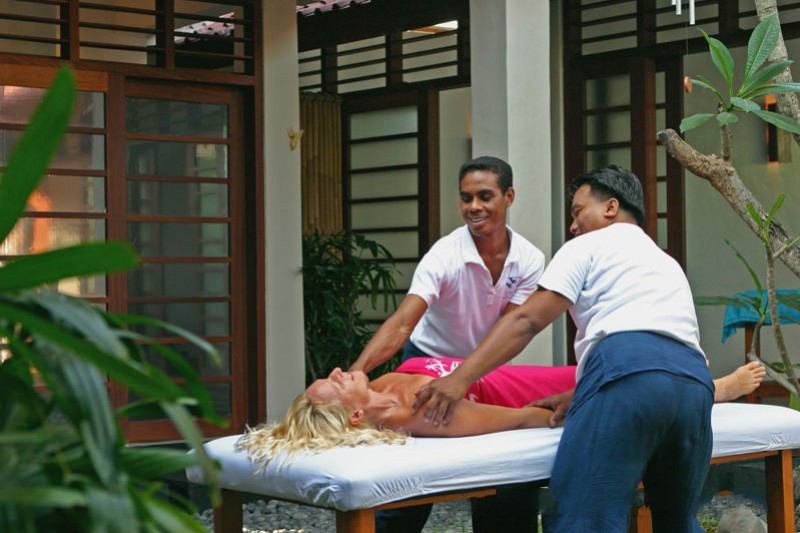 4 hand massage-inpainted