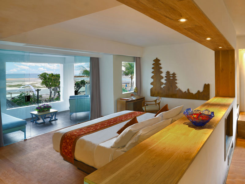 13 Hotel  mewah  di Bali dengan balkon kamar  menghadap laut 