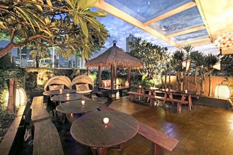 15 tempat  makan romantis di Jakarta dengan suasana taman 