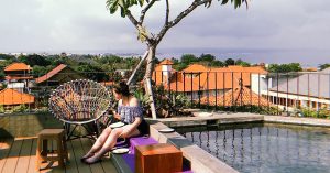12 Hostel dan penginapan murmer dekat Pantai Kuta Bali dibawah 150 ribu untuk liburan hemat dan berkesan