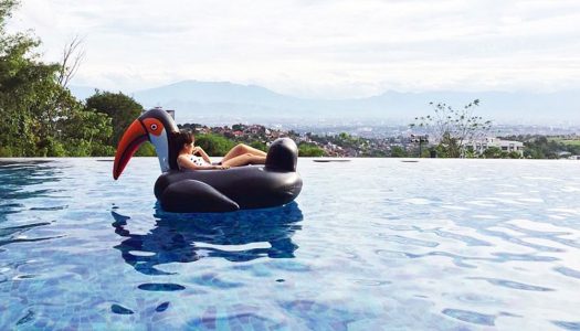12 Hotel di Bandung dengan kolam renang air hangat untuk liburan keluarga
