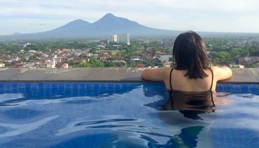 10 Hotel mewah terjangkau di Jogja dengan kolam renang rooftop di bawah 500 ribu