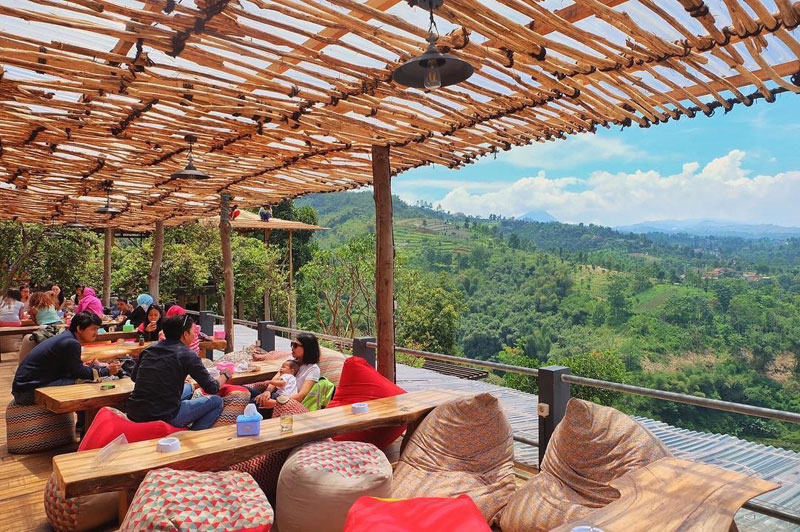 36 Restoran dan café di Bandung dengan pemandangan yang indah, asri dan