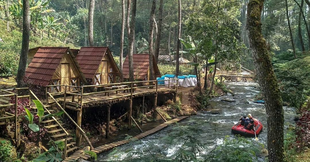 Penginapan murah di Bandung di tepi sungai nan asri dan