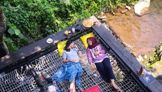 Makan sambil leyeh-leyeh di tepi sungai: Leyeh Leyeh, Jogja