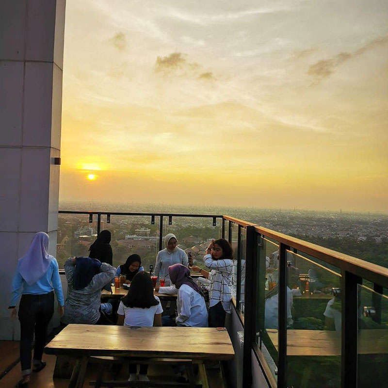Yuk nongkrong di cafe rooftop tertinggi di Kota Depok