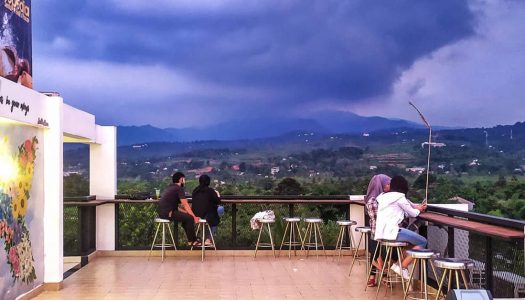 Foodpedia Sentul: Cafe rooftop baru di Sentul Bogor dengan view pegunungan yang indah!