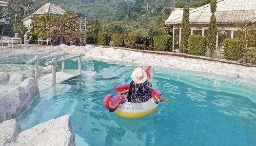 Rumah Putih Bogor: Villa cantik di Bogor Dengan kolam renang seperti negeri salju (mulai Rp150.000/orang)