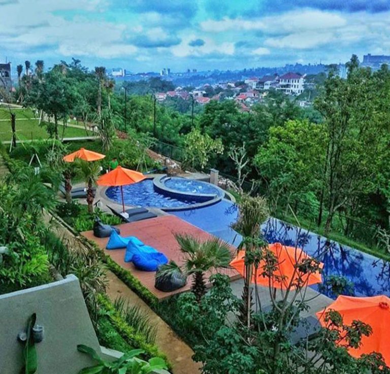 16 Hotel di Bandung dengan infinity pool terbaik dan view keren
