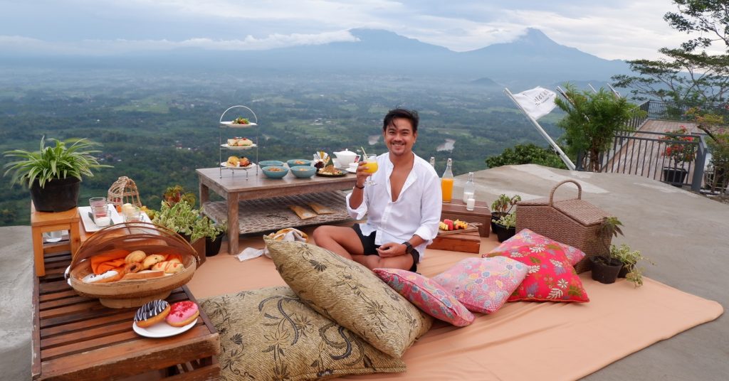 Resto dengan pemandangan dahsyat 6 gunung di dekat Borobudur - Mata