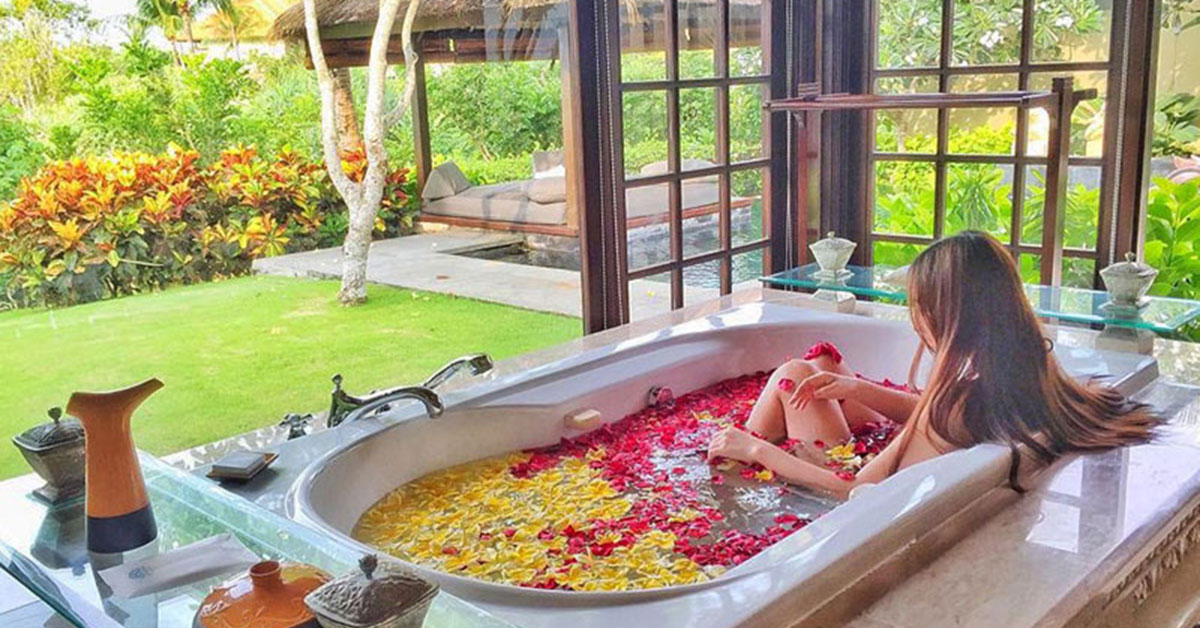 11 romantic Bali villas with the most indulgent bathtubs ...