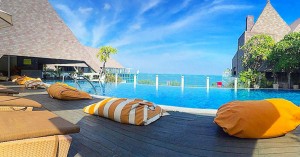 10 restaurants and bars in Bali with free swimming pool access
