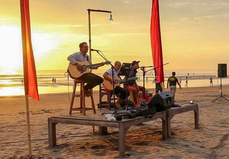13 Incredible bars in Bali for great live music, watch sports, scenic