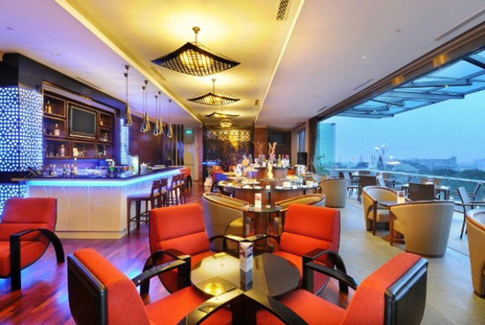 8-Skybar-_-Lounge---bisnishotel
