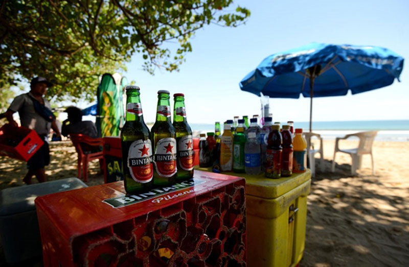 10-Beer-Vendors-by-AFP-Photo-Sonny-Tumbelaka
