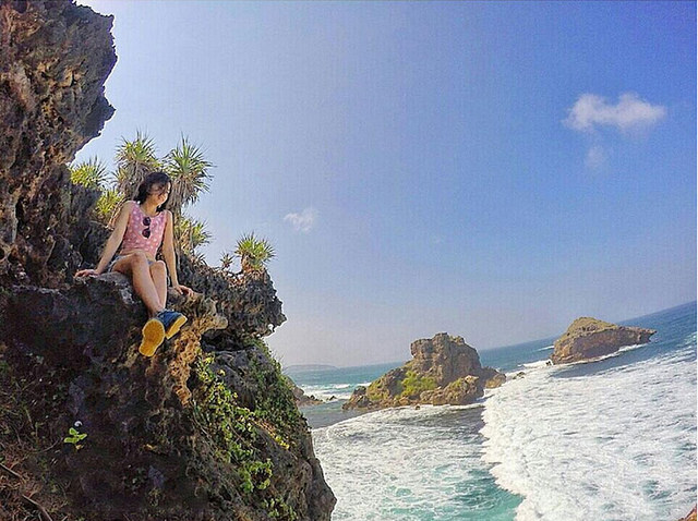 A girl on the Rock Nglambor Beach