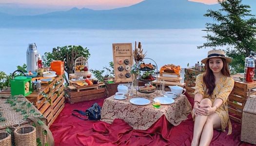 This restaurant in Magelang lets you dine above the clouds, surrounded by six mountains and with a view of Borobudur Temple! – Mata Langit by Plataran